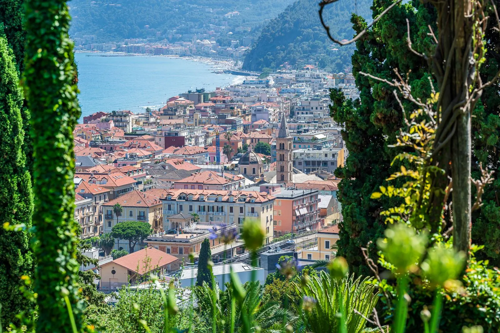 Panorama di Alassio tra i tetti del centro e il mare della Riviera Ligure