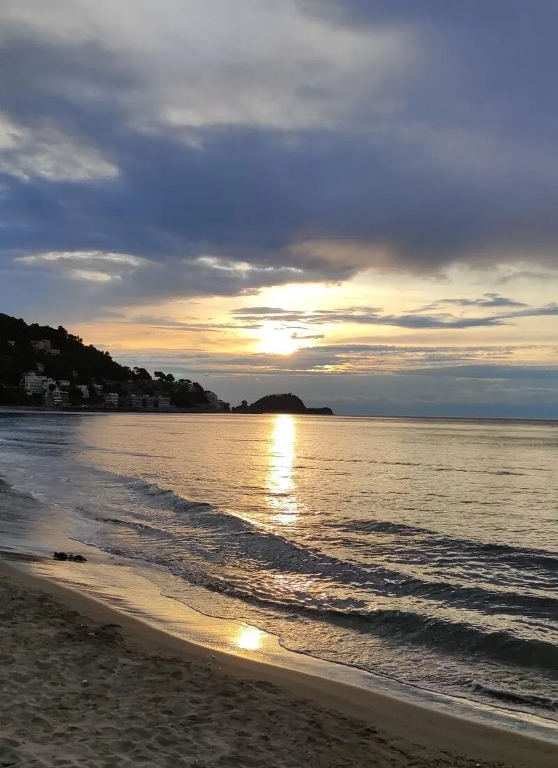 Tramonto sulla spiaggia di Alassio con l'isola Gallinara all'orizzonte