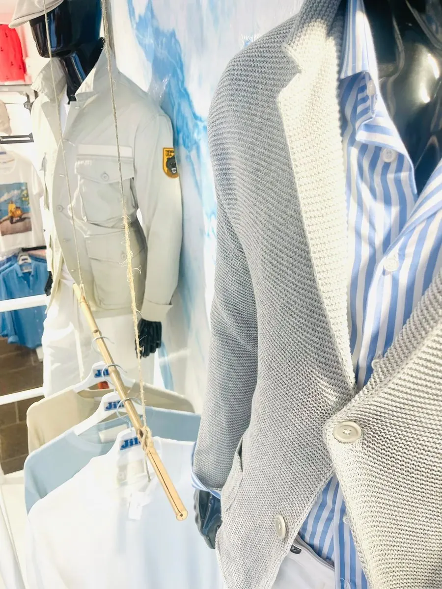 Dettaglio di un cardigan in maglia chiara su camicia a righe, capo uomo Jila