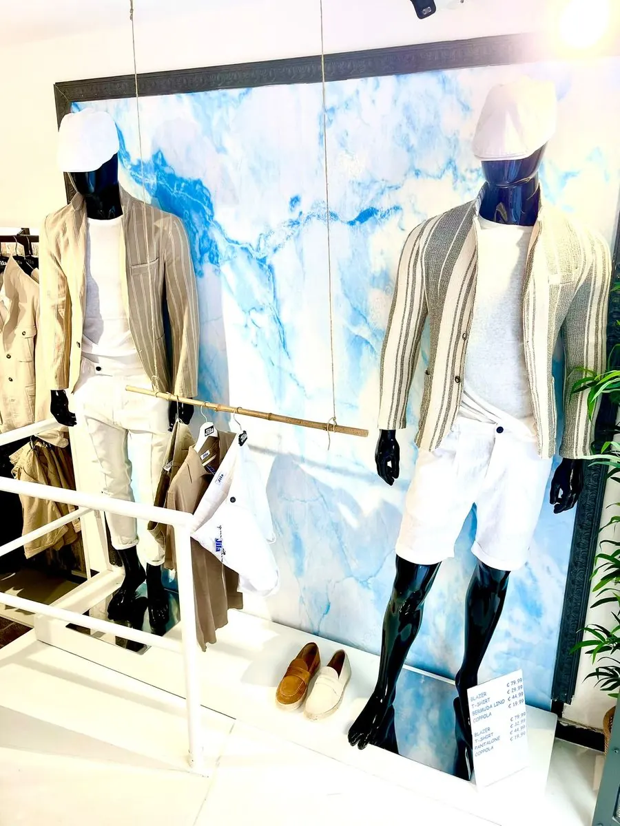 Manichini con blazer, camicia a righe, bermuda e mocassini, look uomo curato da Jila Alassio