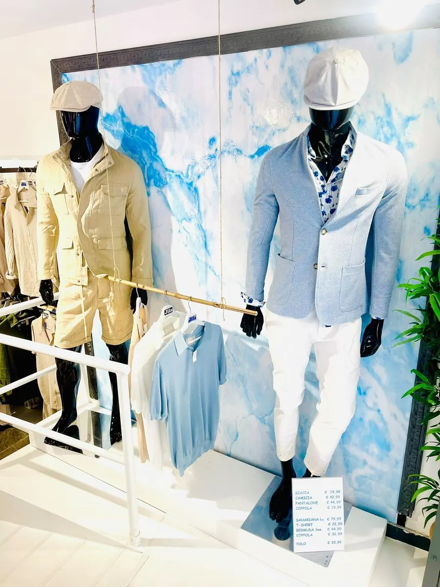Manichini con blazer chiaro e camicia a fiori per un look uomo elegante estivo, boutique Jila Alassio